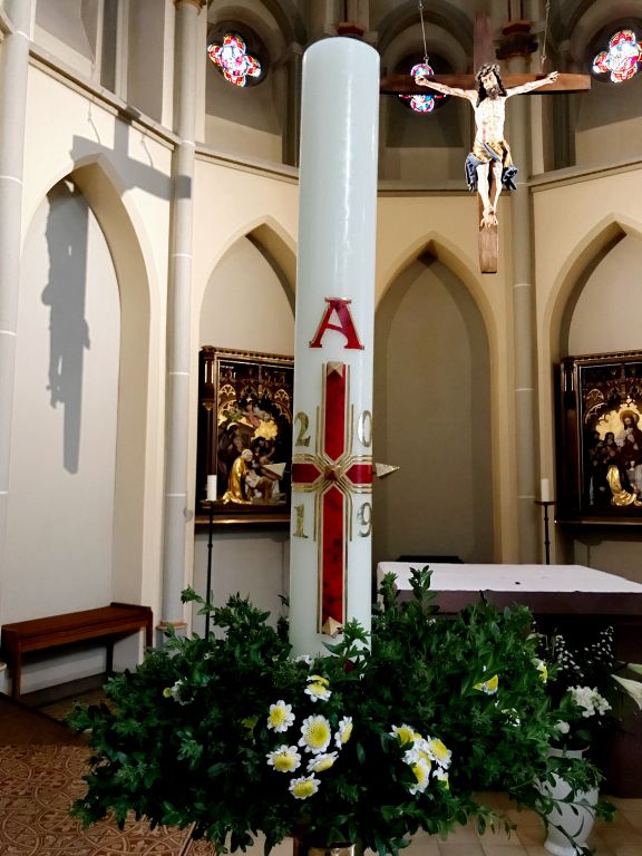 Kirche Osterkerze mit Kreuz.JPG